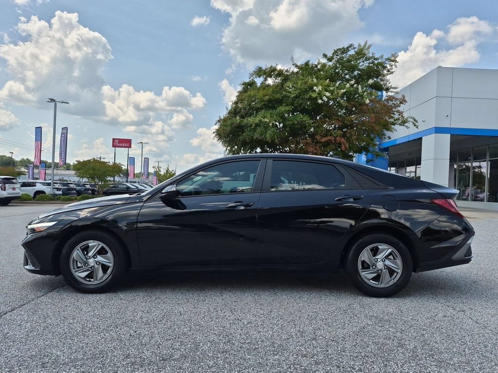 Used 2025 Hyundai Elantra SE FWD image 6
