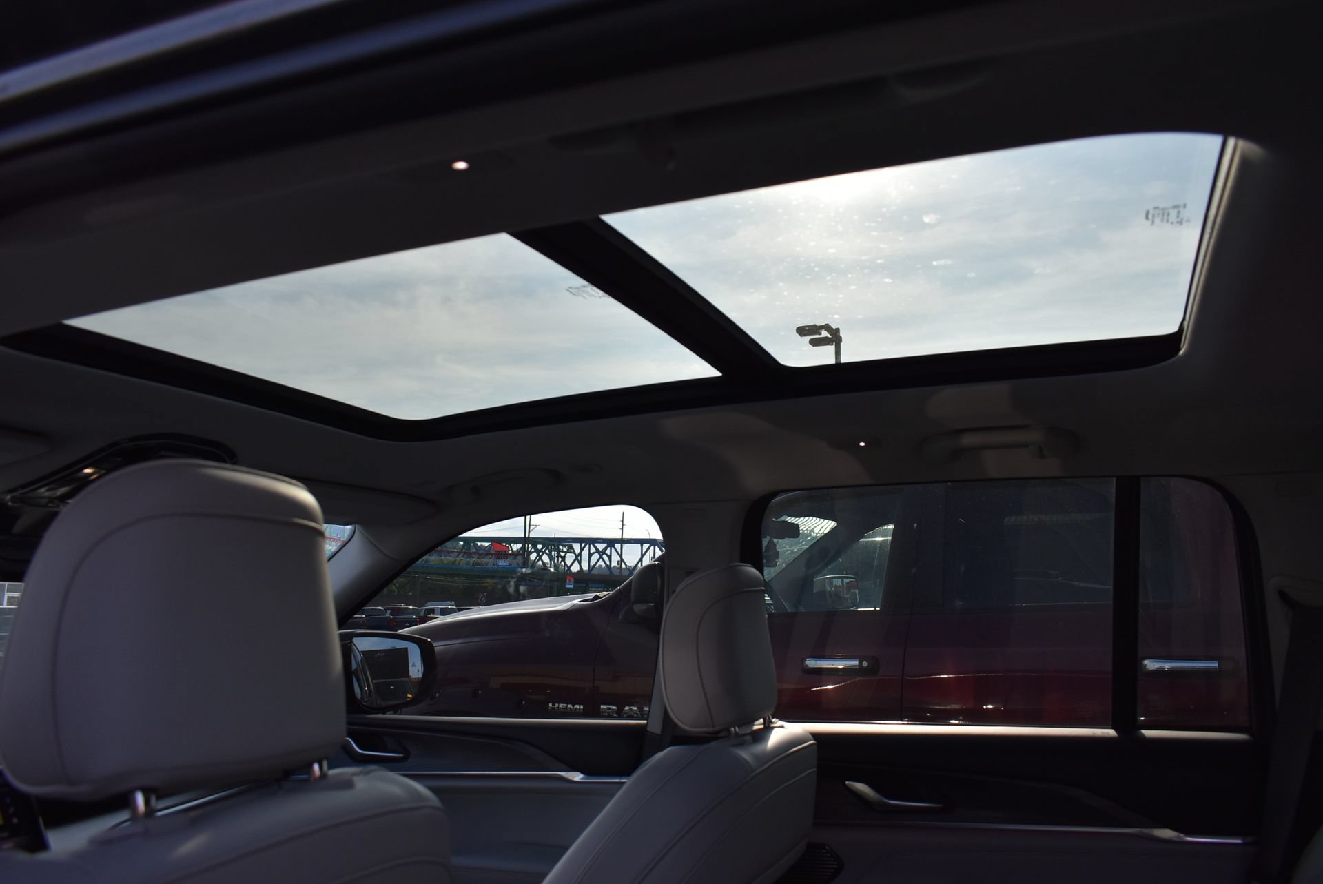 Used 2022 Jeep Grand Cherokee Overland AWD/4WD image 17