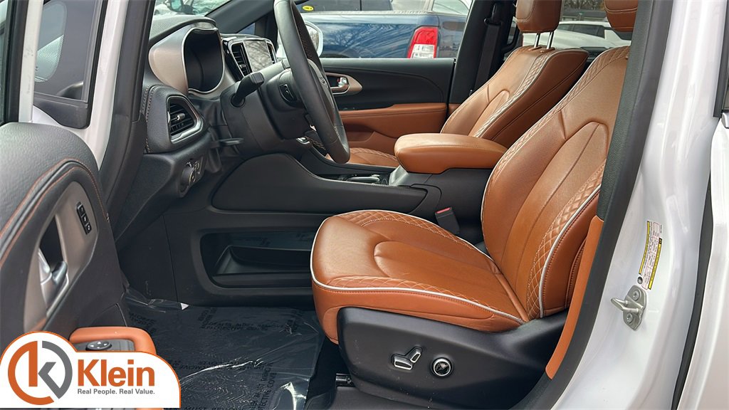 Used 2024 Chrysler Pacifica Pinnacle w/ Trailer Tow Group image 16