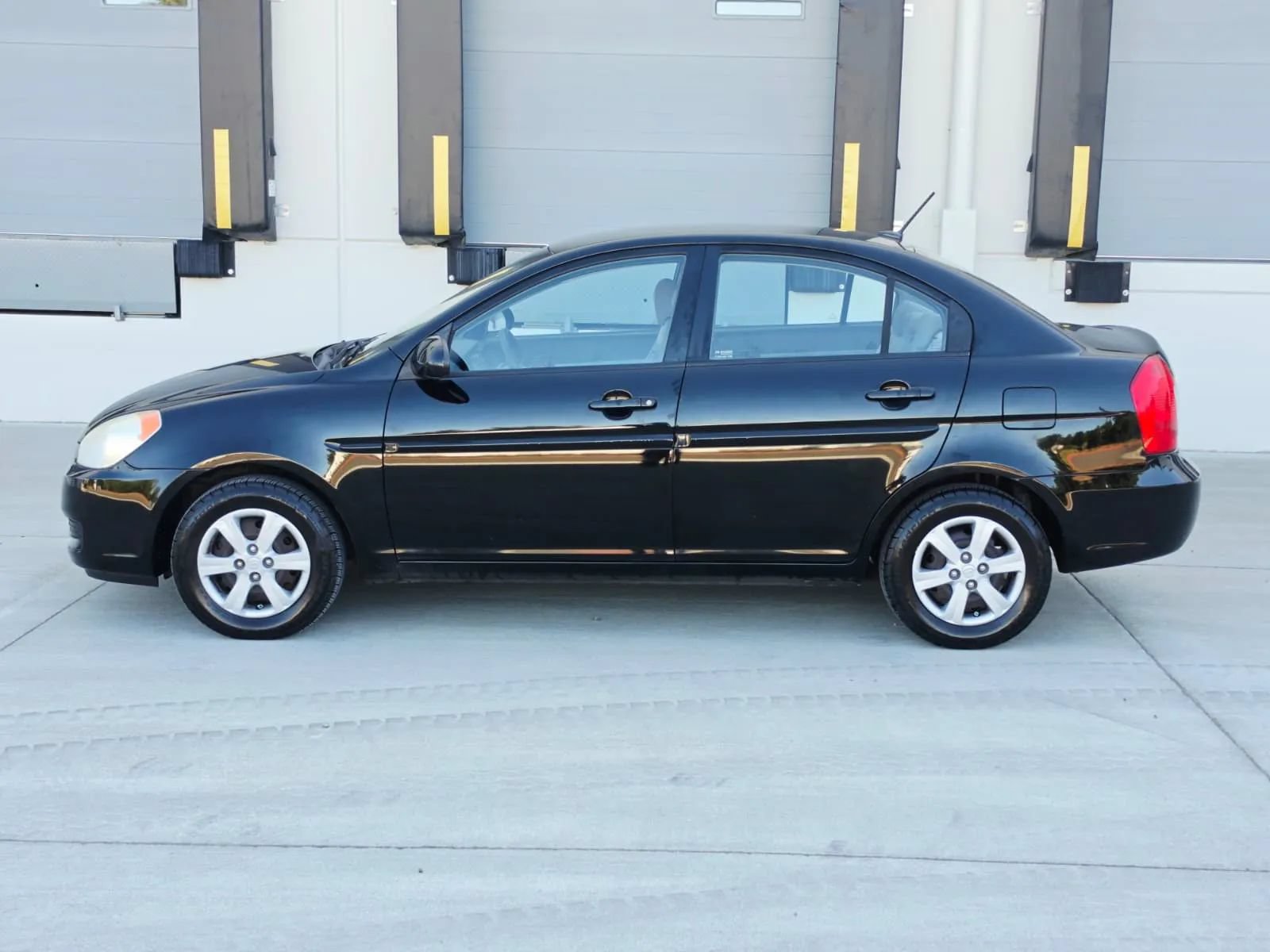 Used 2008 Hyundai Accent GLS FWD image 2