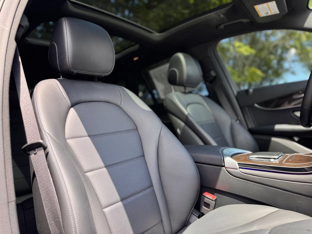 Used 2021 Mercedes-Benz GLC 300 4MATIC image 29
