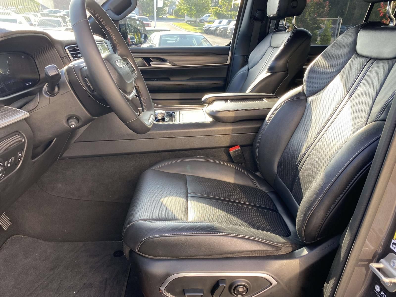 Used 2024 Jeep Wagoneer L Series II RWD image 15