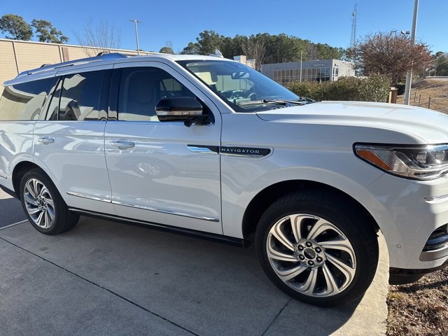 Used 2023 Lincoln Navigator Reserve image 4