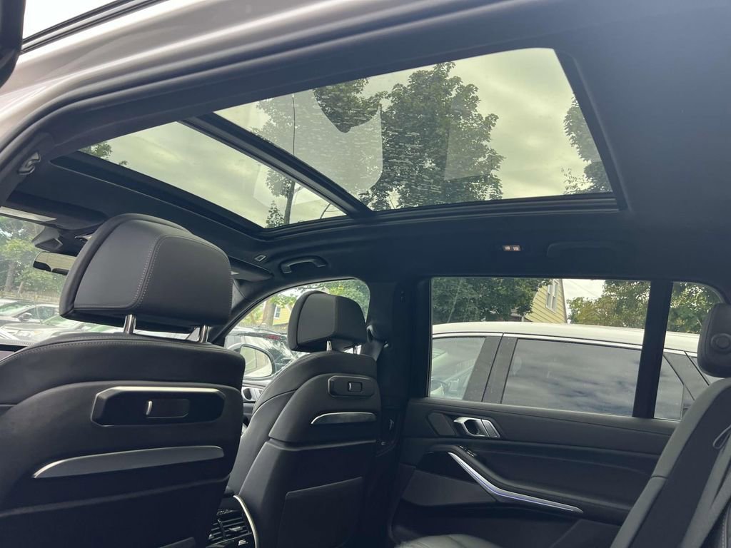 Used 2024 BMW X7 xDrive40i w/ M Sport Package image 11