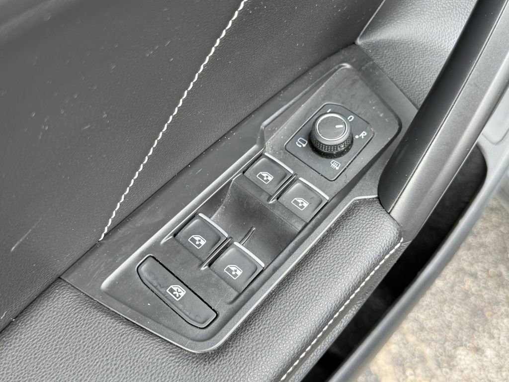 Used 2022 Volkswagen Tiguan SEL R-Line AWD/4WD image 11