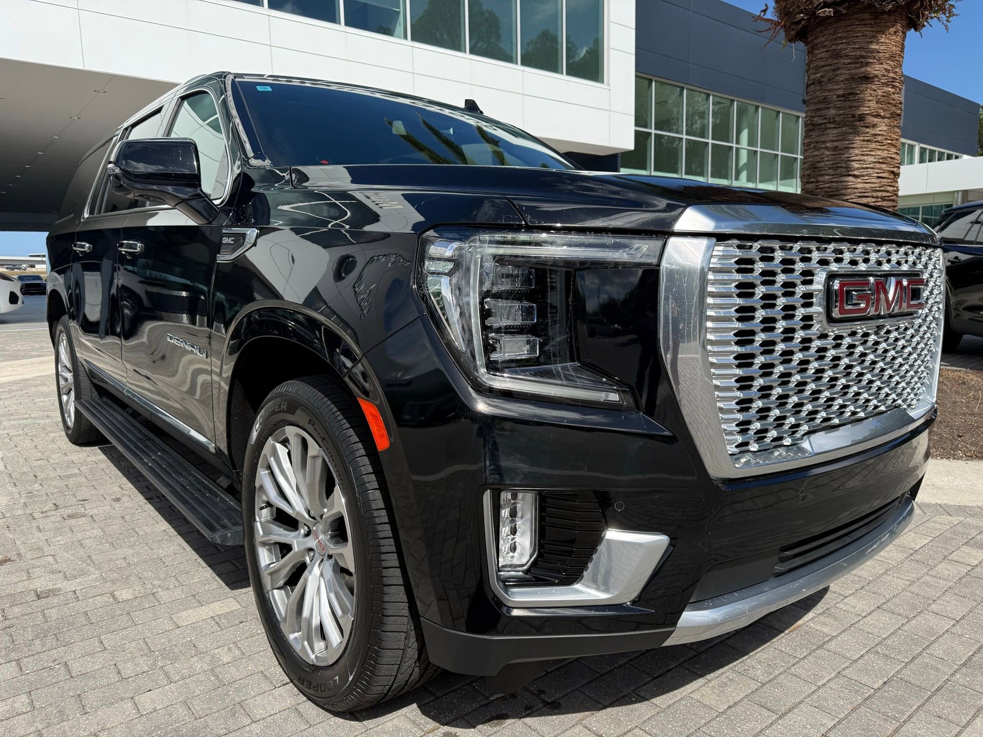 Used 2023 GMC Yukon XL Denali image 7