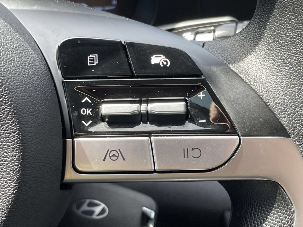 Certified 2025 Hyundai Elantra SE FWD image 21