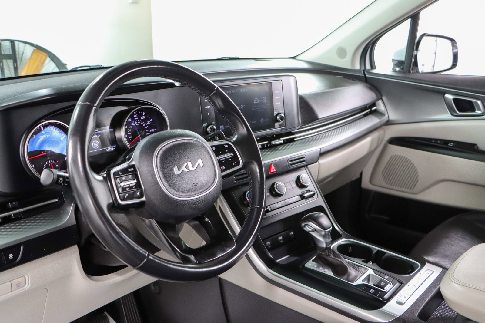 Used 2023 Kia Carnival LX FWD image 22