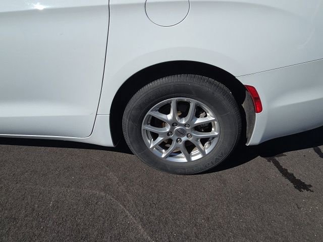 Used 2023 Chrysler Pacifica Touring-L image 16