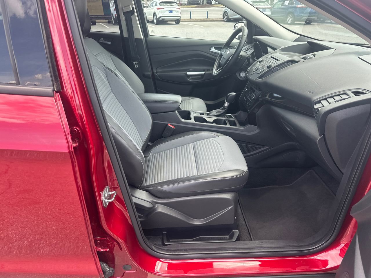 Used 2018 Ford Escape SE w/ SE Sport Appearance Package image 13
