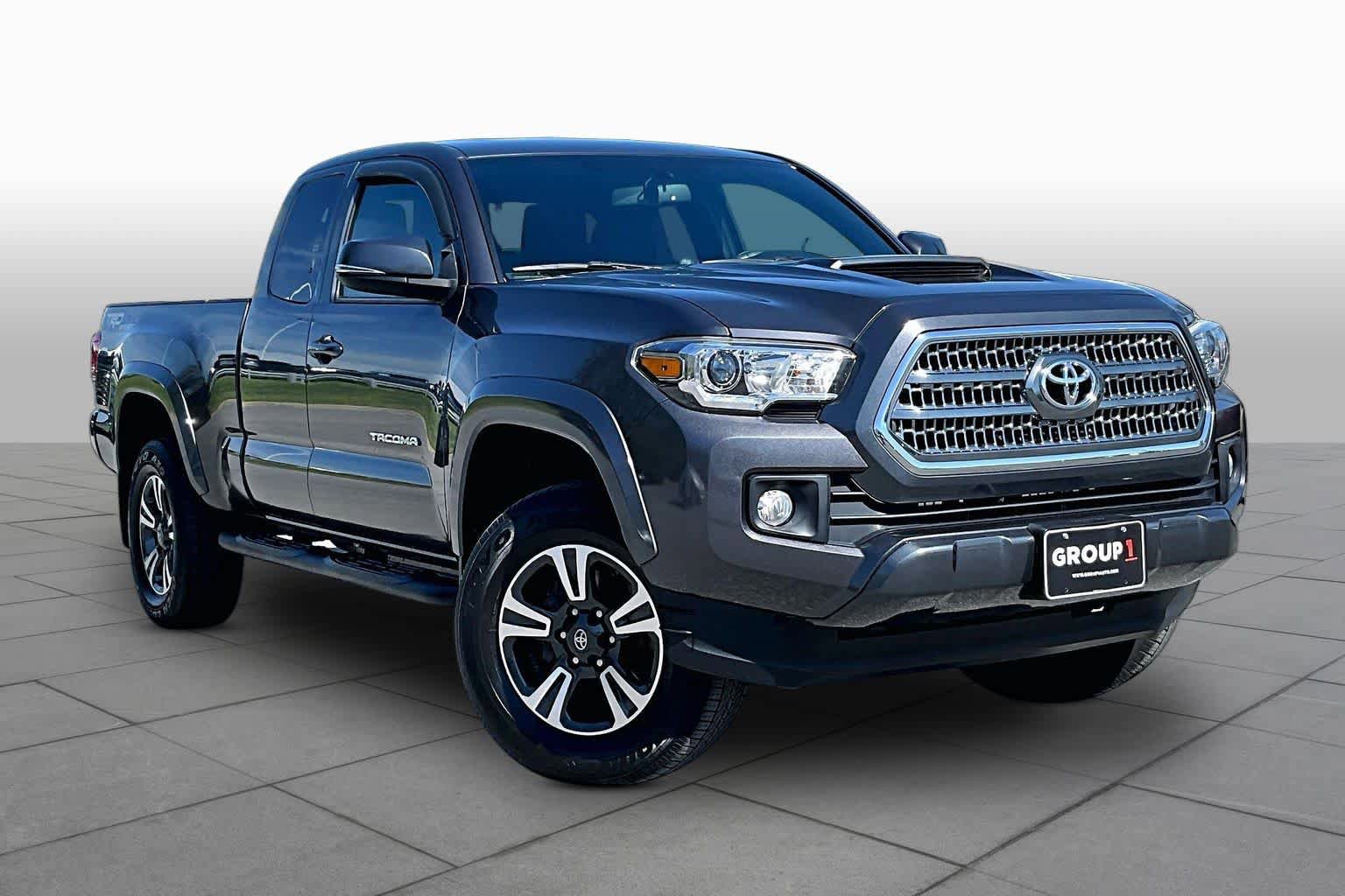 Used 2017 Toyota Tacoma TRD Sport w/ Tow Package (A/T) image 3