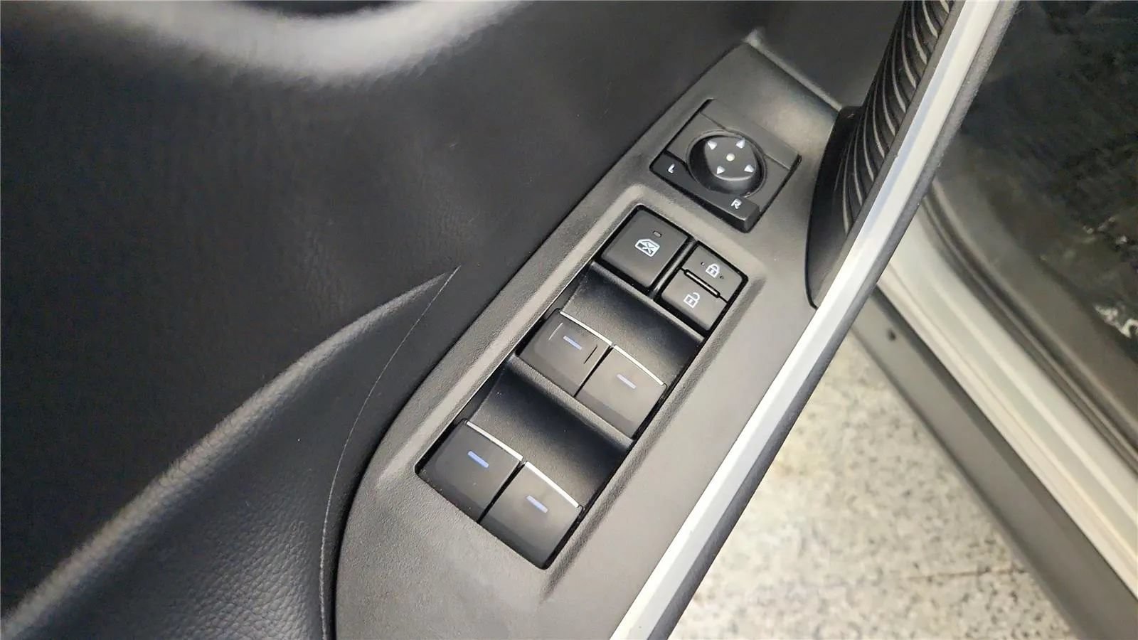 Used 2024 Toyota RAV4 XLE FWD image 29