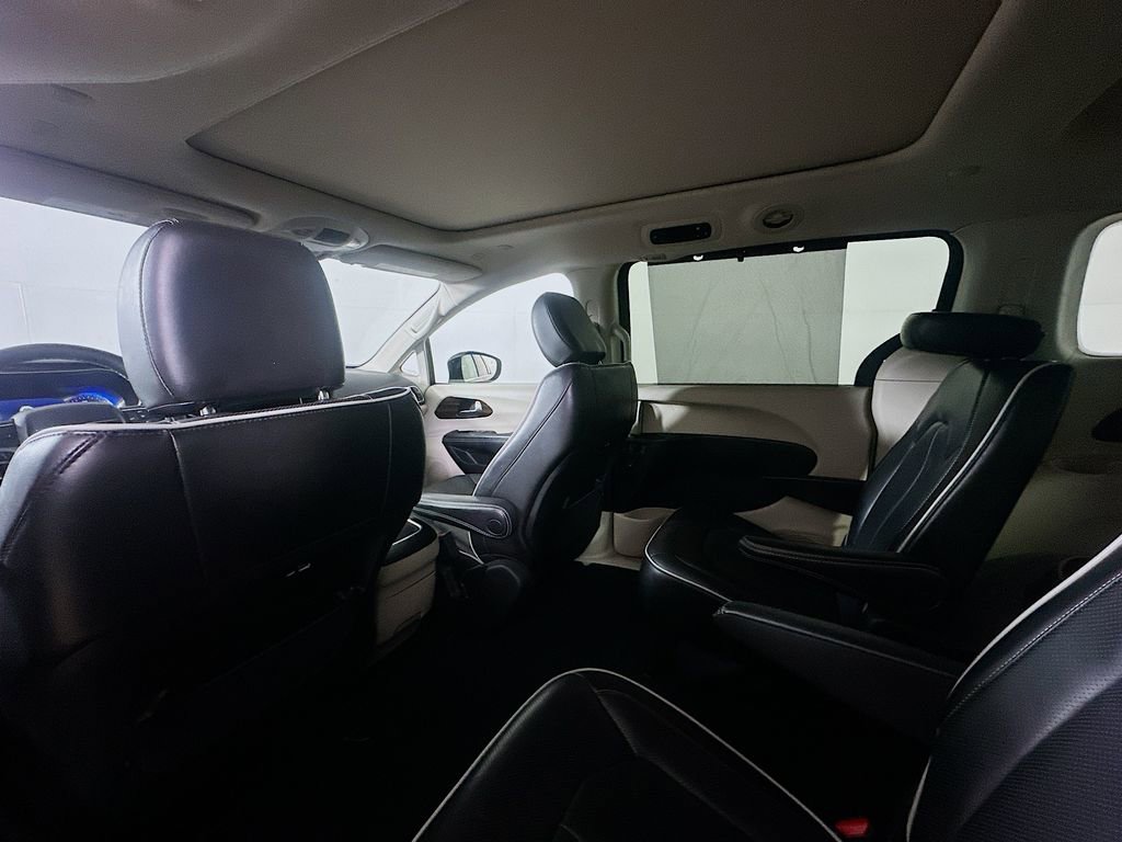 Used 2023 Chrysler Pacifica Limited image 13