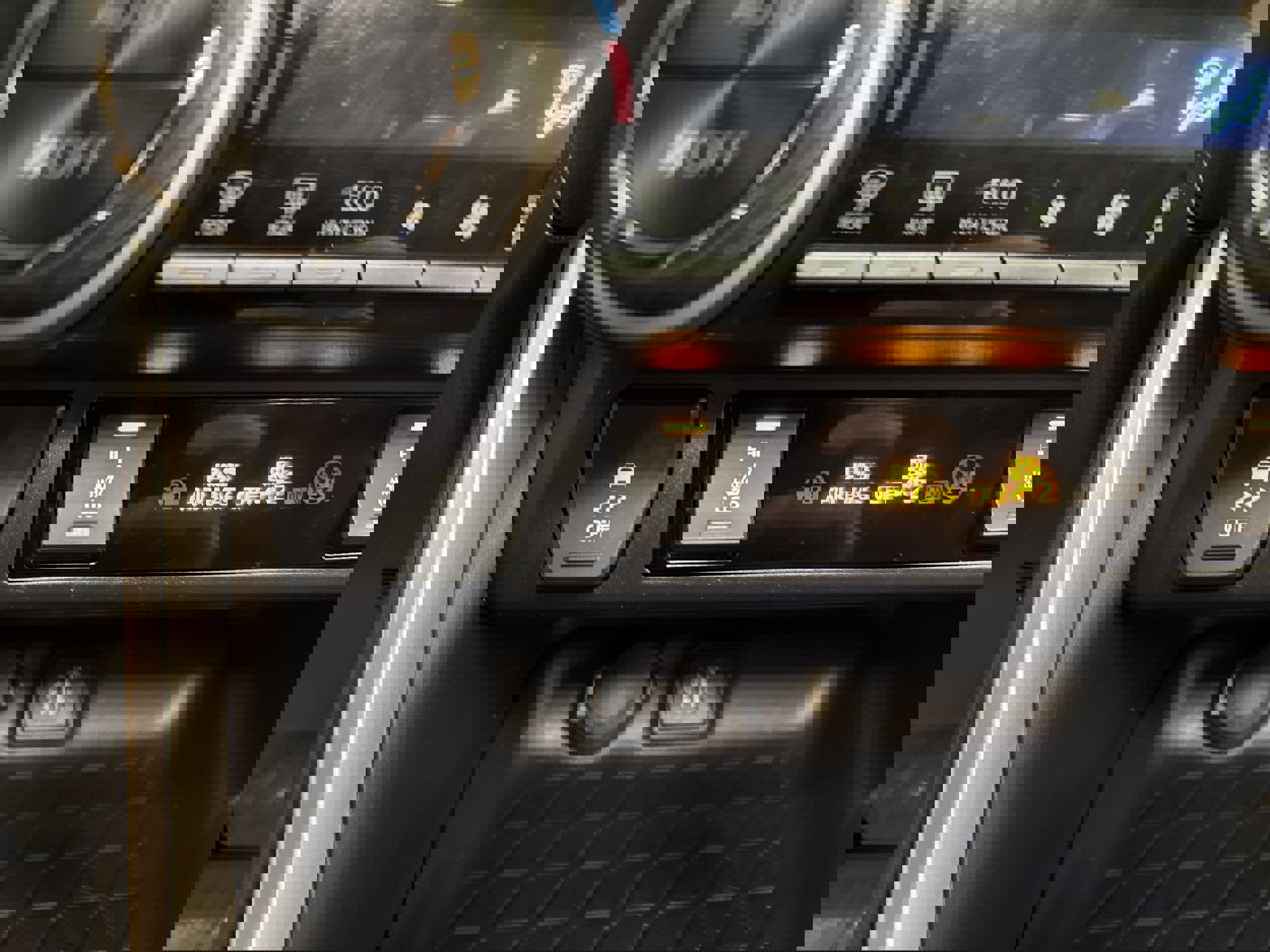 Used 2023 Toyota RAV4 SE w/ Weather & Moonroof Package image 36