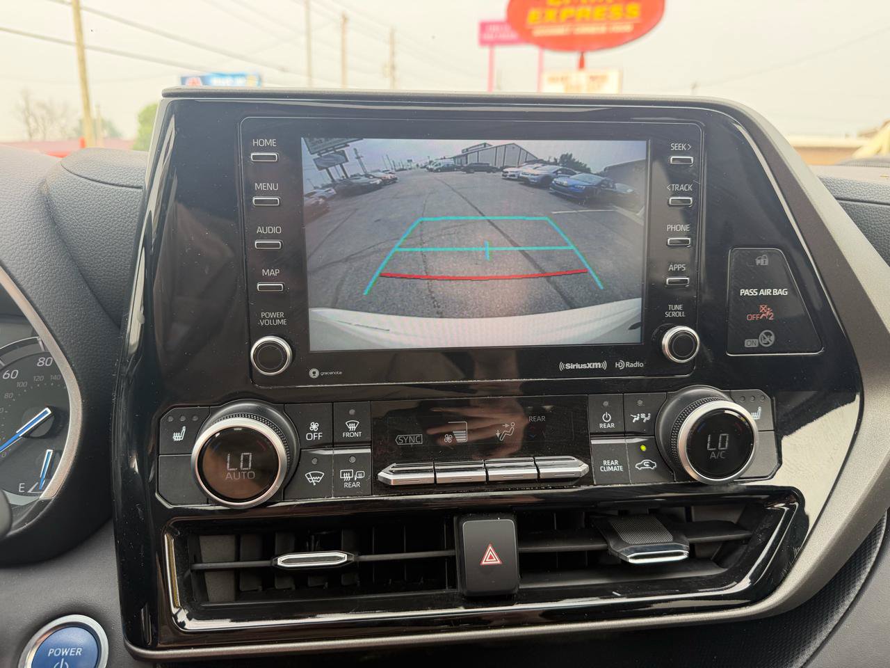 Used 2021 Toyota Highlander XLE AWD/4WD image 21