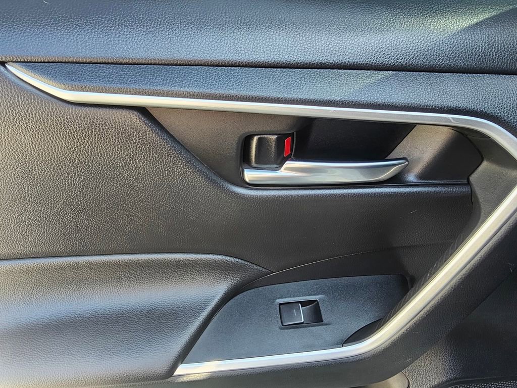 Used 2022 Toyota RAV4 XLE Premium image 14