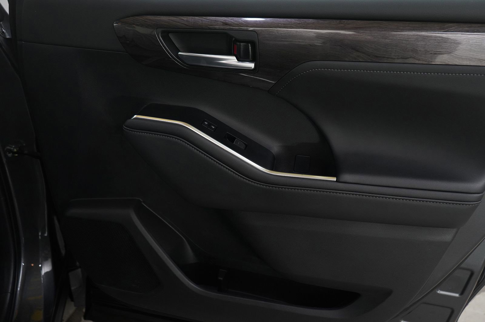 Used 2025 Toyota Highlander Platinum image 9