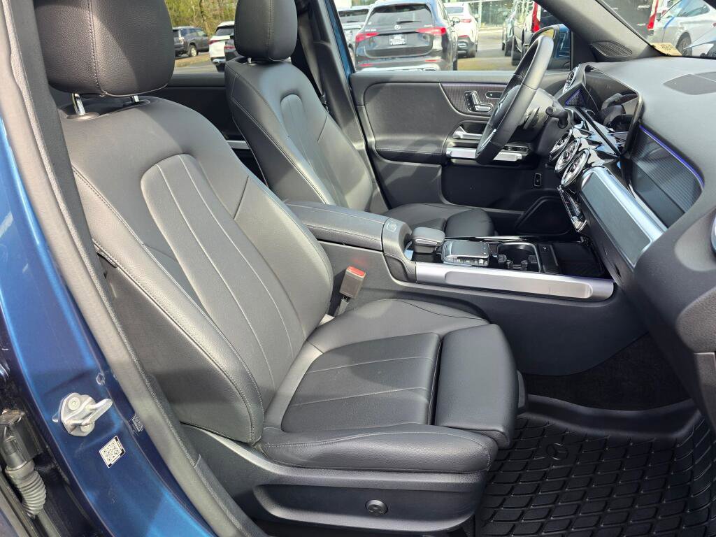Used 2023 Mercedes-Benz GLB 250 4MATIC w/ Premium Package image 28