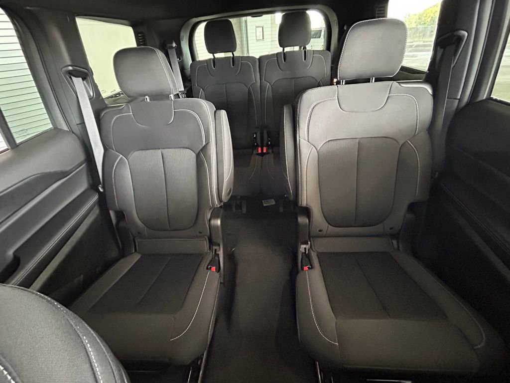 Used 2025 Jeep Grand Cherokee L Laredo image 13