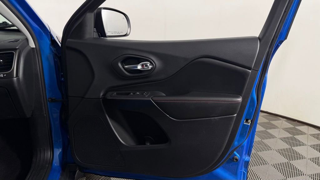 Used 2019 Jeep Cherokee Trailhawk AWD/4WD image 35