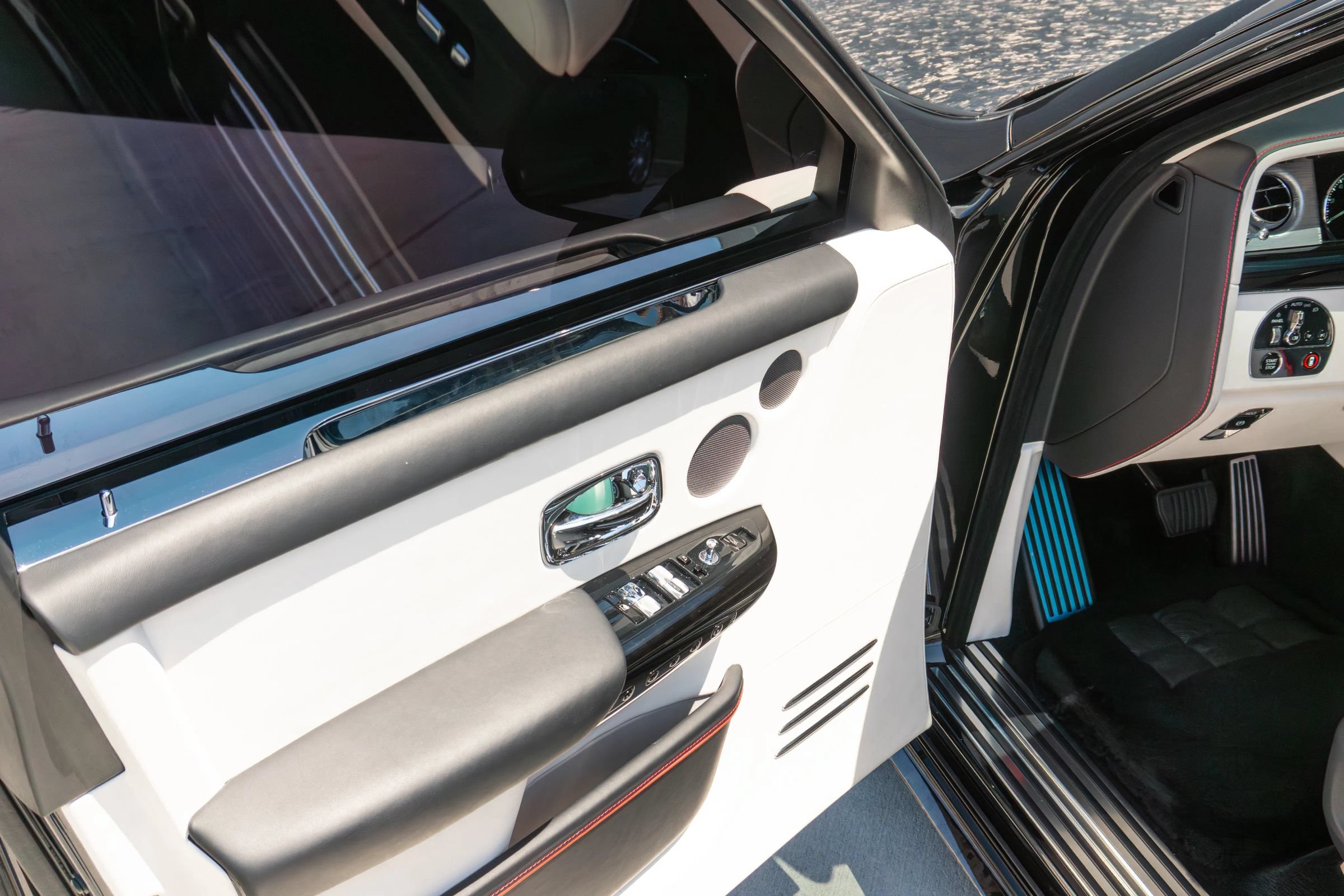 Used 2024 Rolls-Royce Phantom Sedan w/ The Phantom Package RWD image 92