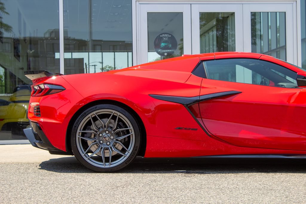 Used 2025 Chevrolet Corvette Z06 RWD image 6