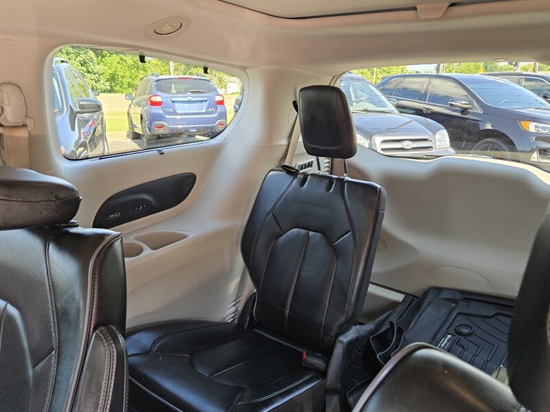 Used 2017 Chrysler Pacifica Limited FWD image 28