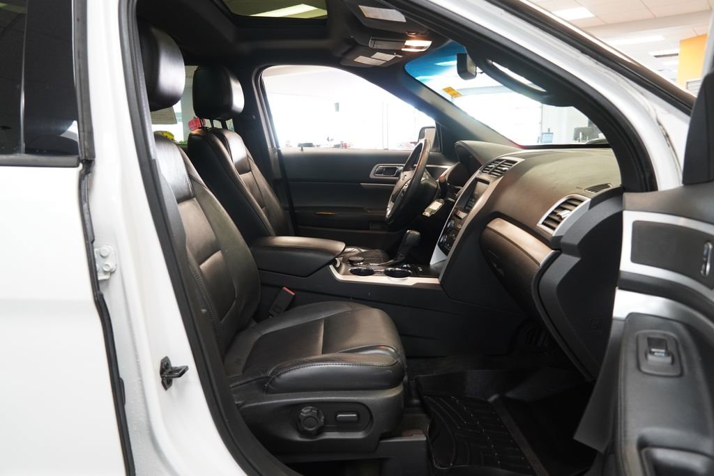 Used 2014 Ford Explorer XLT w/ Equipment Group 202A AWD/4WD image 27