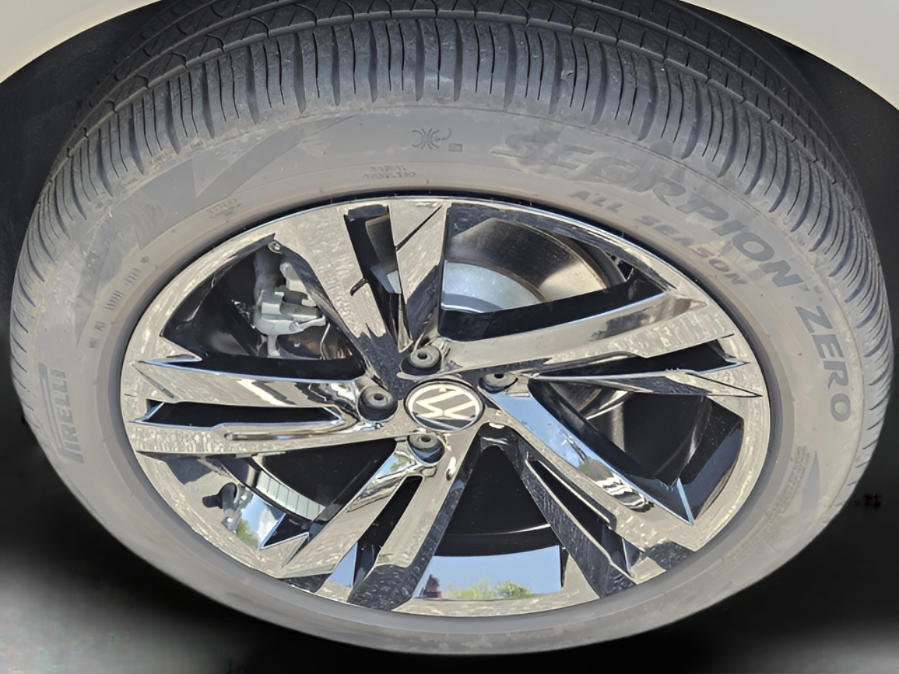 Certified 2024 Volkswagen Tiguan SE R-Line FWD image 31
