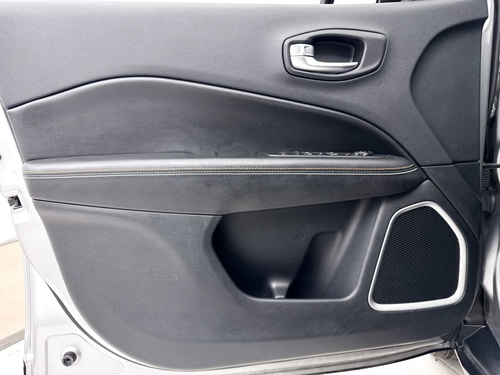 Used 2019 Jeep Compass Sport w/ Tech Group FWD image 26