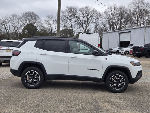 Used 2025 Jeep Compass Trailhawk w/ Trailhawk Elite Group AWD/4WD image 5