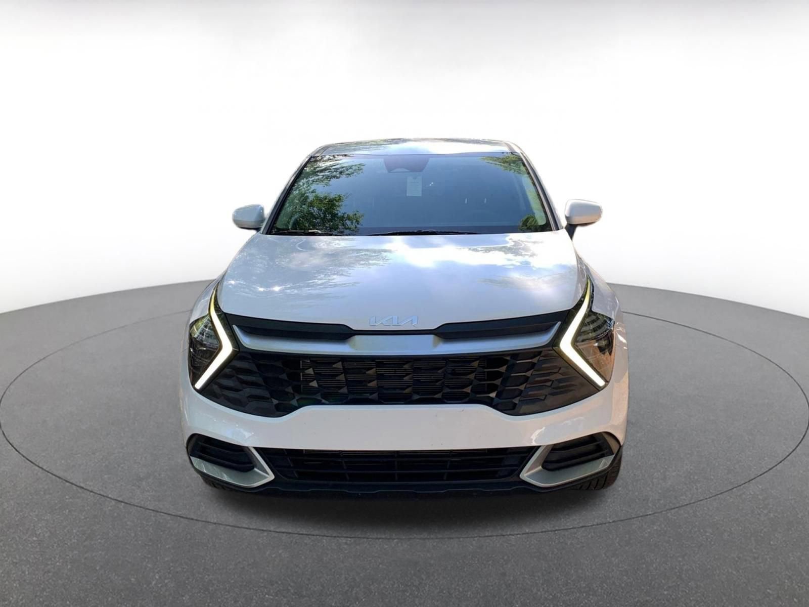 Used 2025 Kia Sportage LX image 2