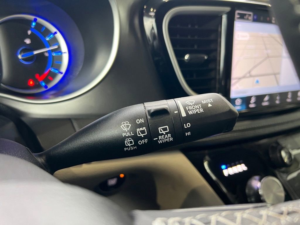 Used 2024 Chrysler Pacifica Select FWD image 40