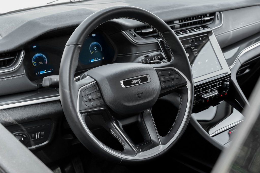 Used 2022 Jeep Grand Cherokee Laredo w/ Luxury Tech Group I image 4