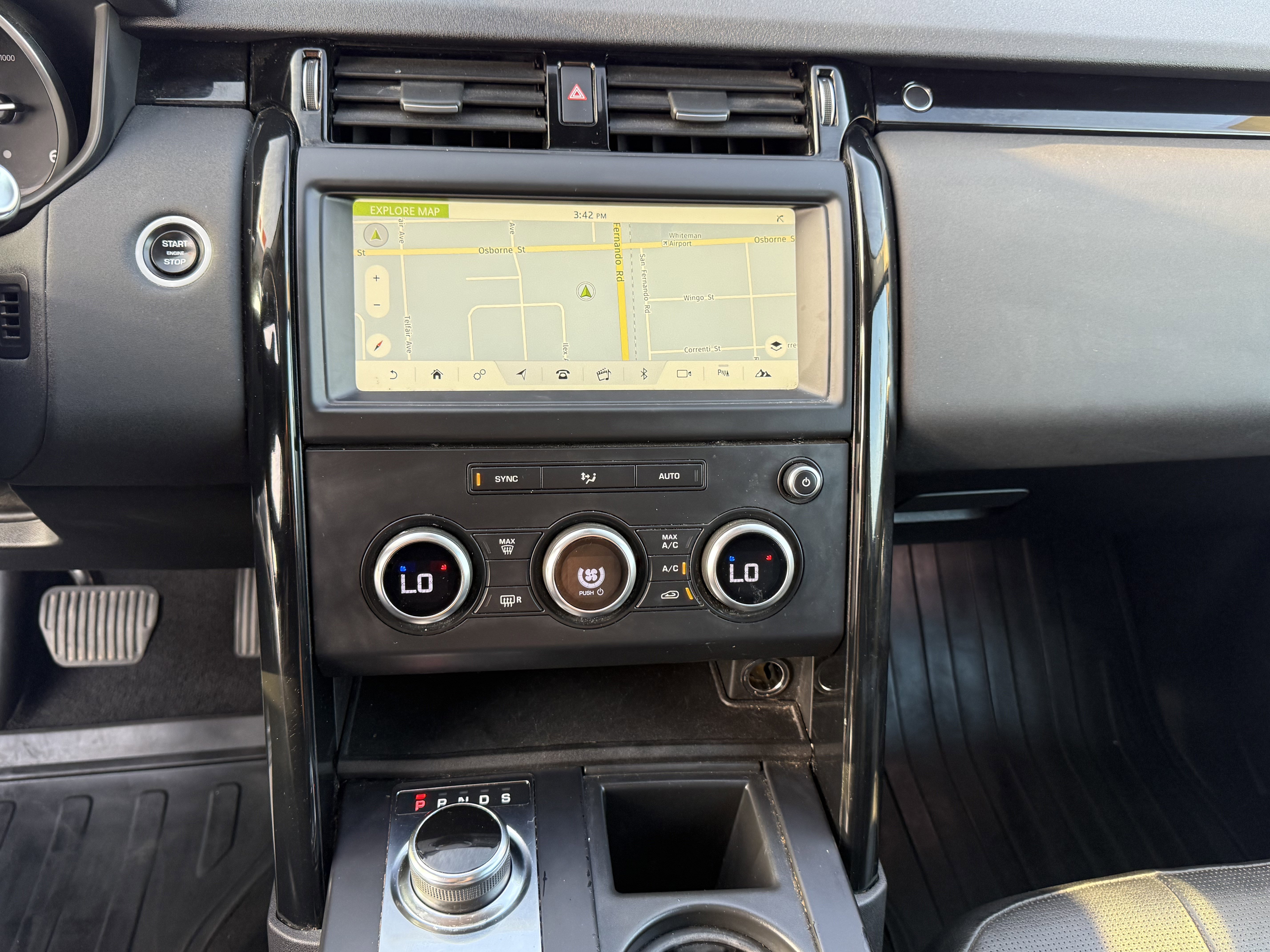 Used 2018 Land Rover Discovery SE image 12