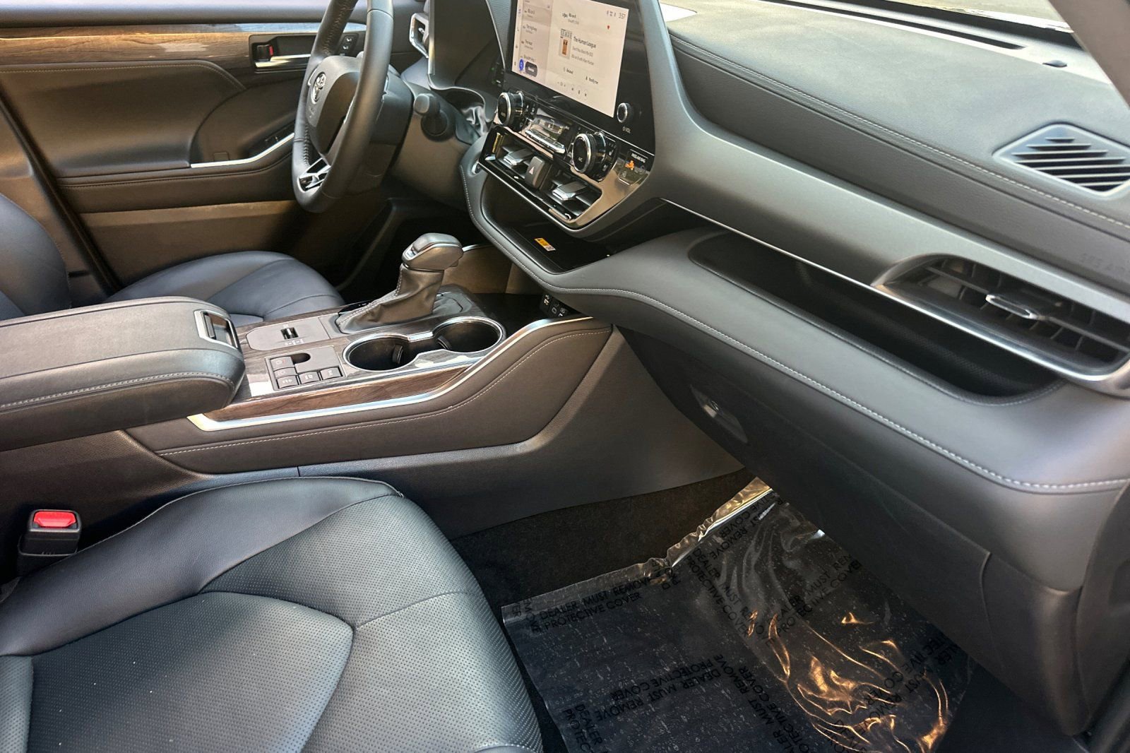 Used 2024 Toyota Highlander Limited image 14