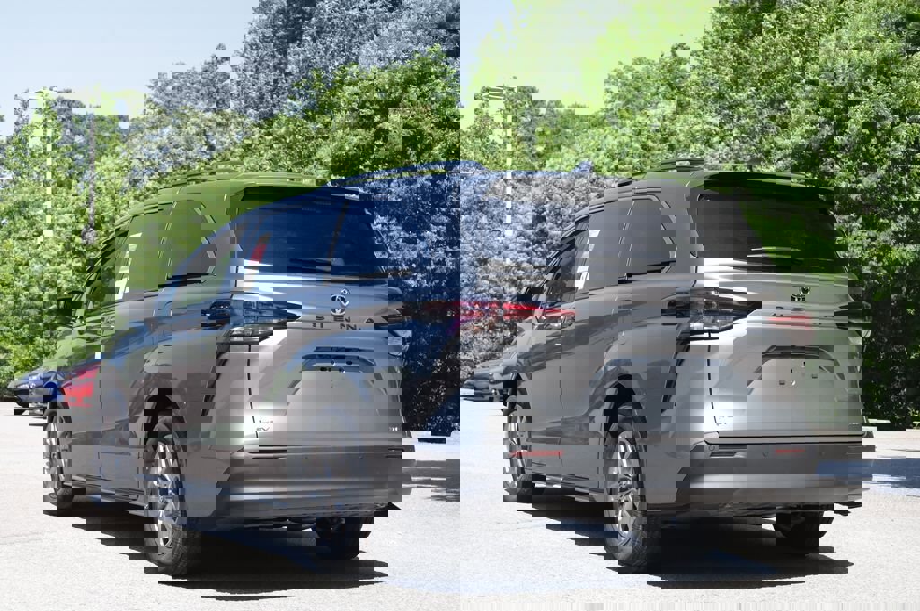 New 2026 Toyota Sienna XLE image 2
