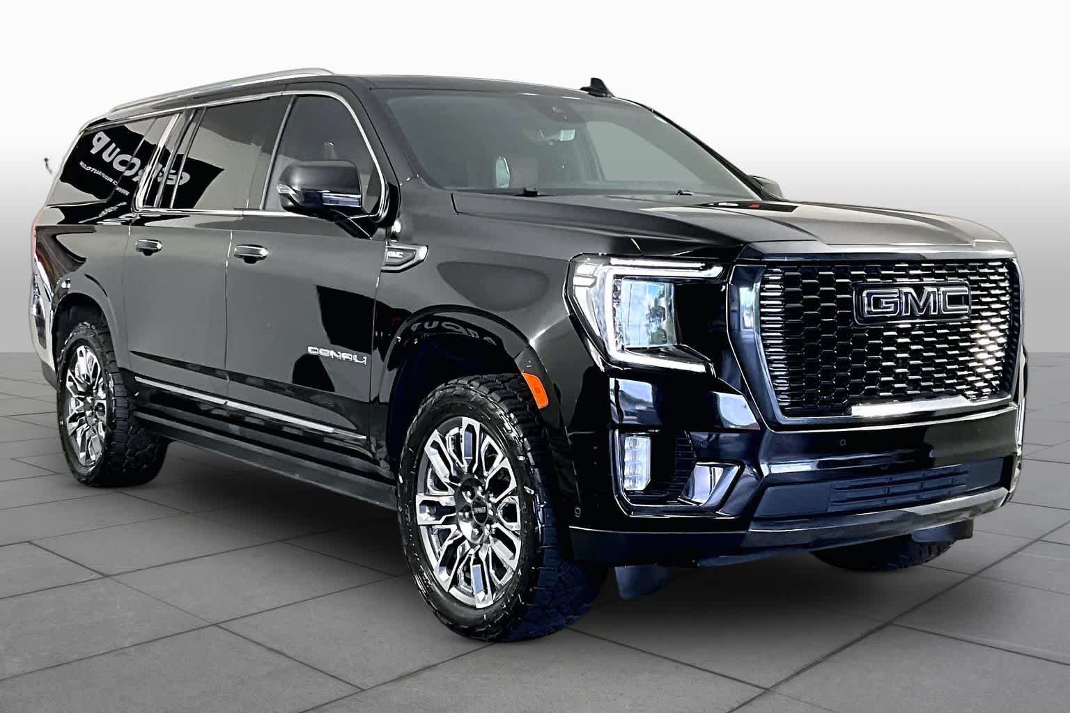 Used 2023 GMC Yukon XL Denali Ultimate AWD/4WD image 3