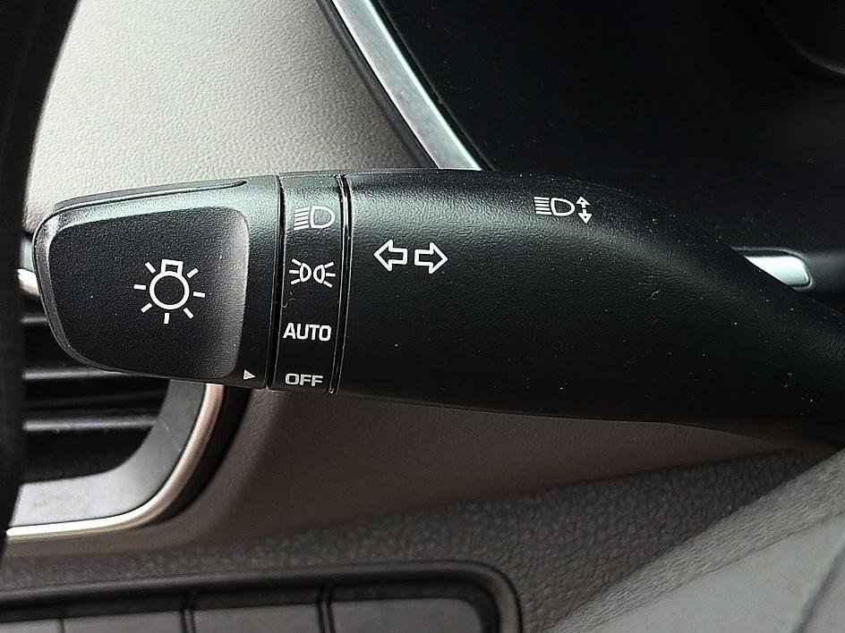 Used 2020 Hyundai Santa Fe SE AWD/4WD image 18