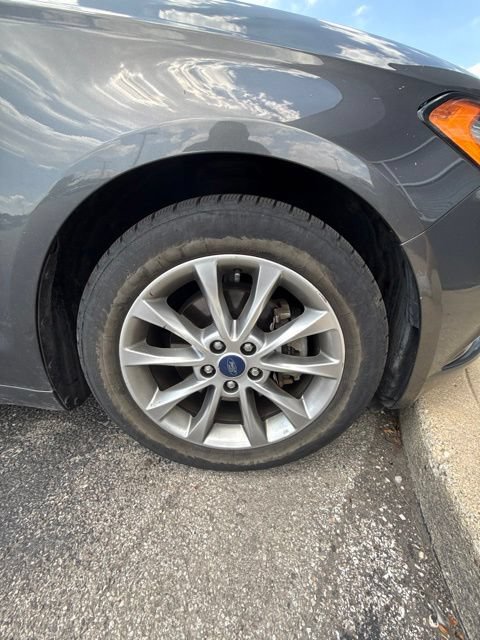 Used 2017 Ford Fusion SE w/ Fusion SE Technology Package FWD image 6