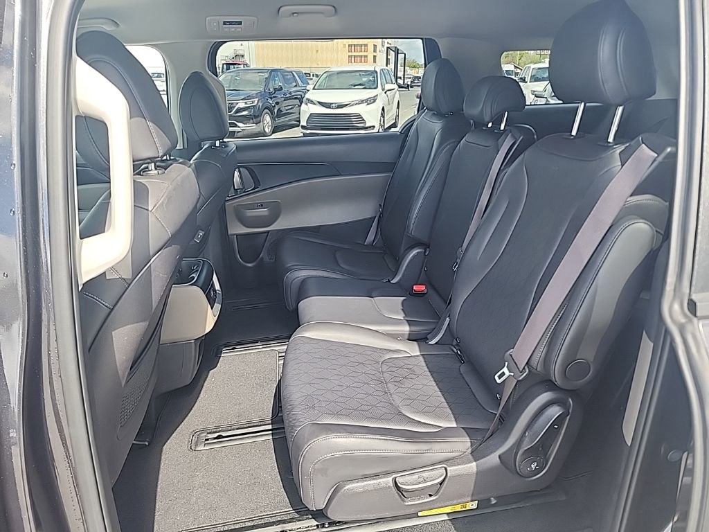 Used 2025 Kia Carnival image 10