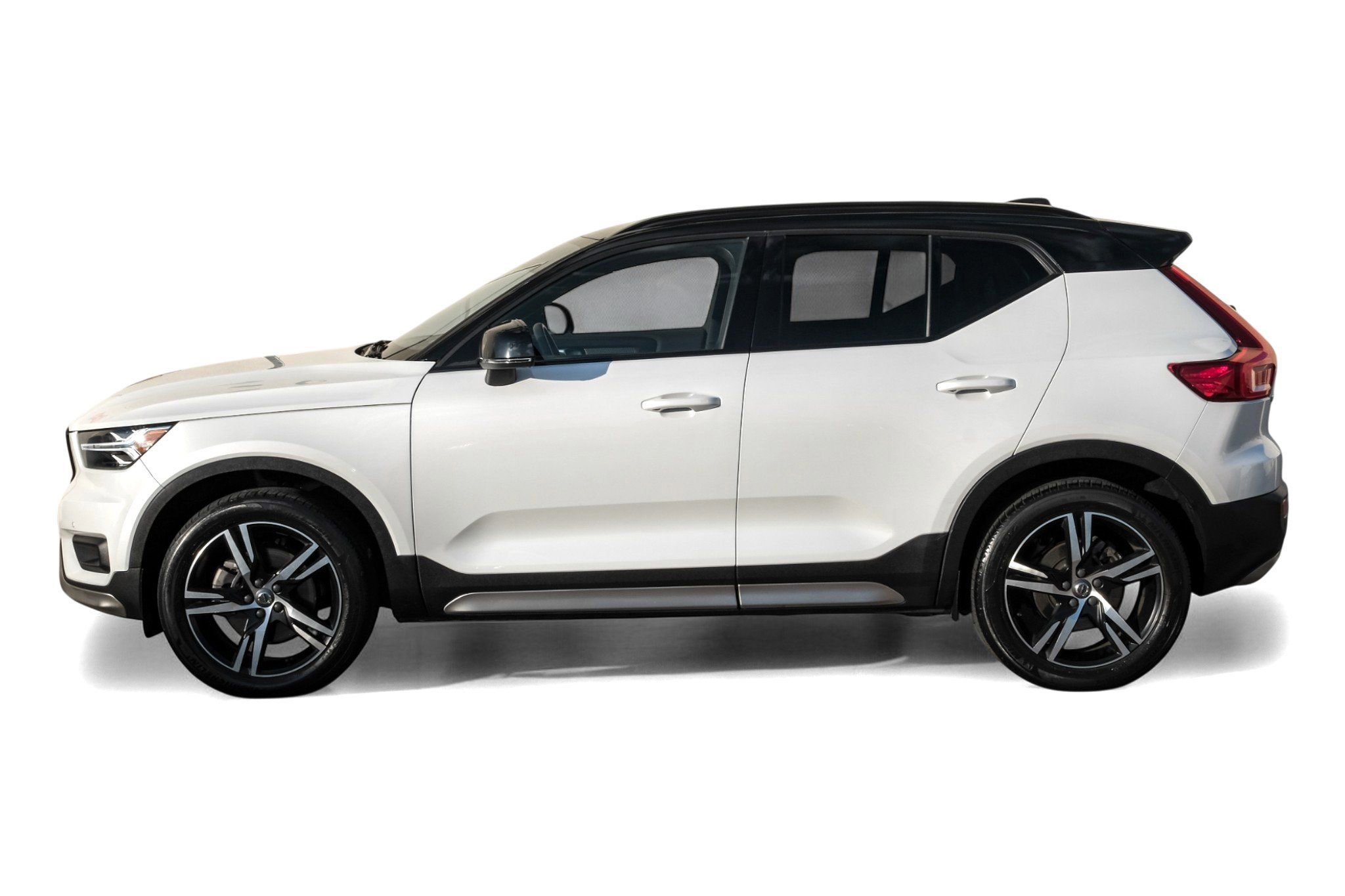 Used 2021 Volvo XC40 T4 R-Design image 11