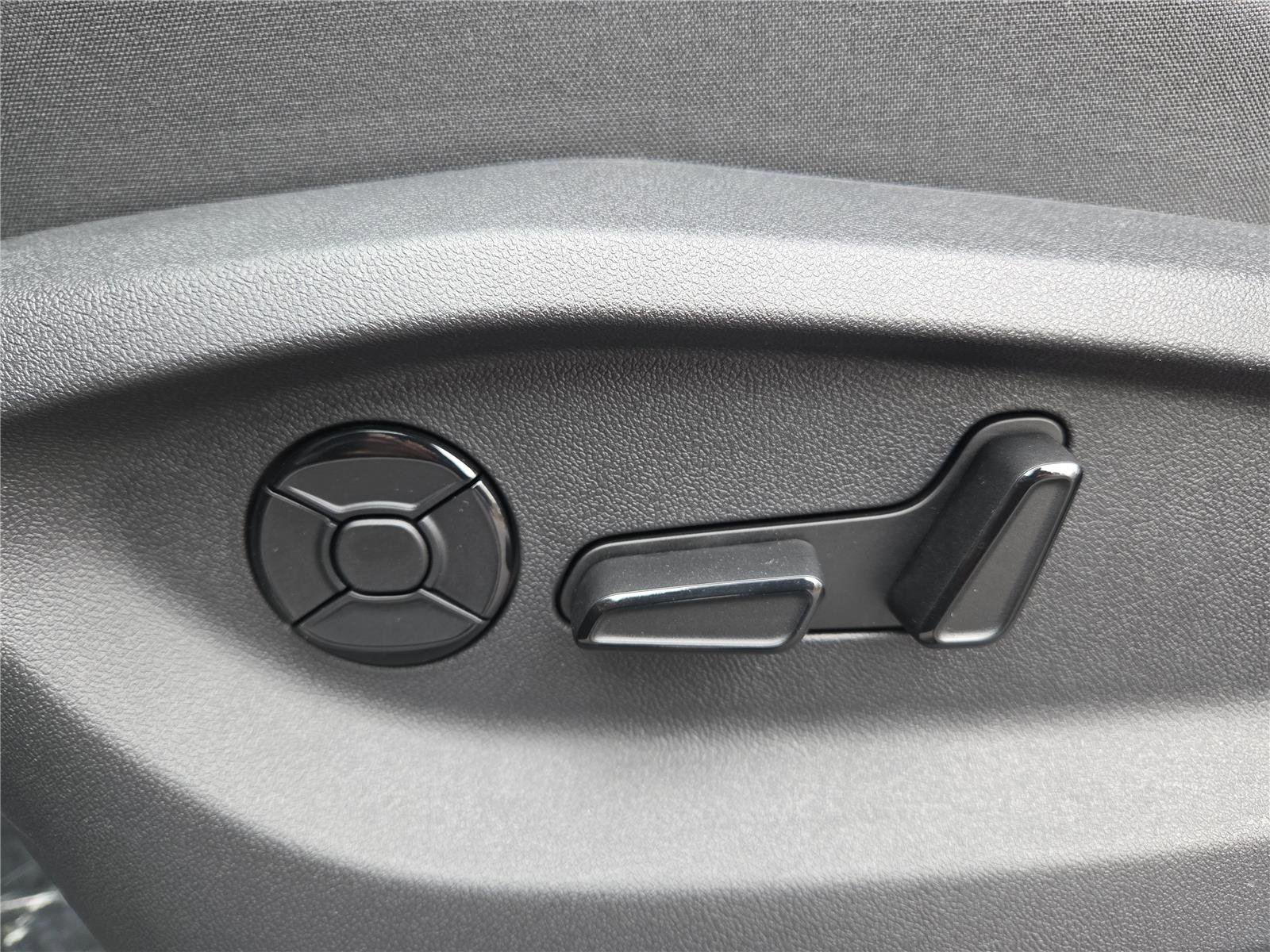 New 2026 Volkswagen Tiguan SE image 14