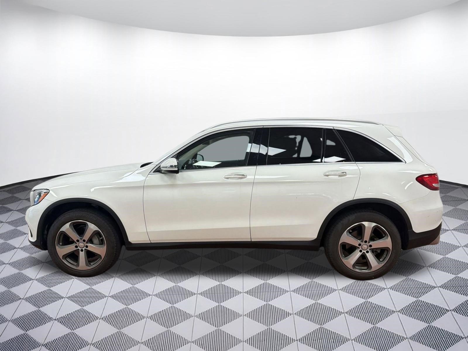 Used 2017 Mercedes-Benz GLC 300 4MATIC image 2