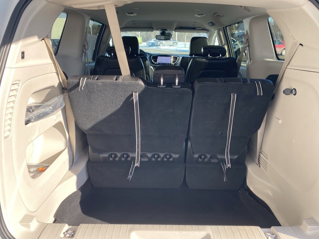 Used 2024 Chrysler Pacifica Touring-L image 19