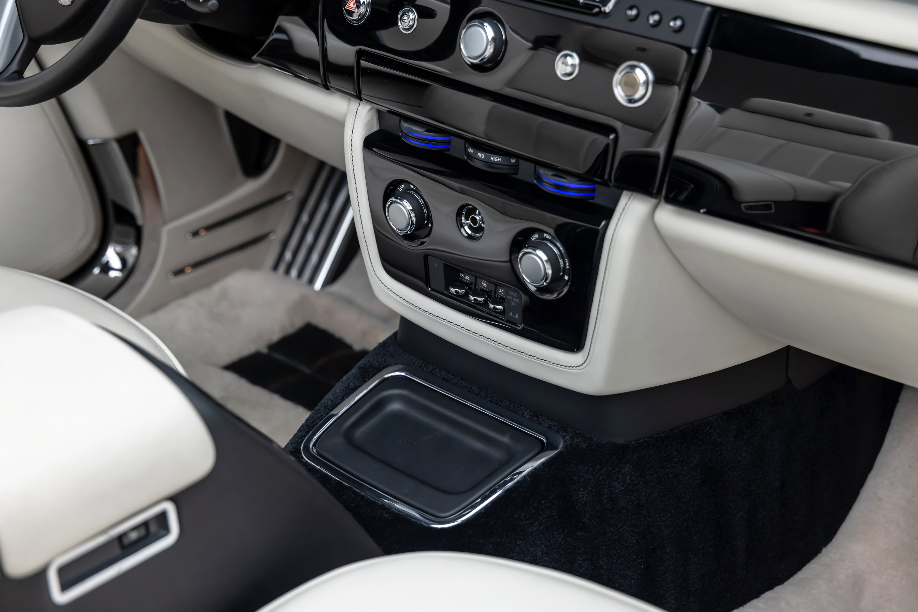 Used 2013 Rolls-Royce Phantom Drophead Coupe image 21