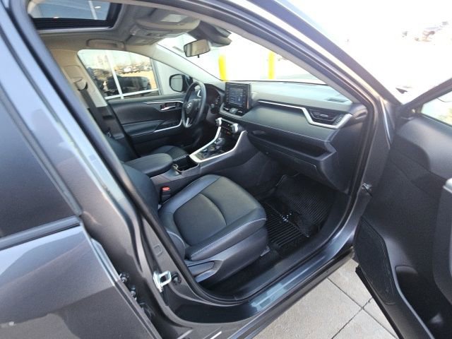 Used 2022 Toyota RAV4 XLE Premium image 27