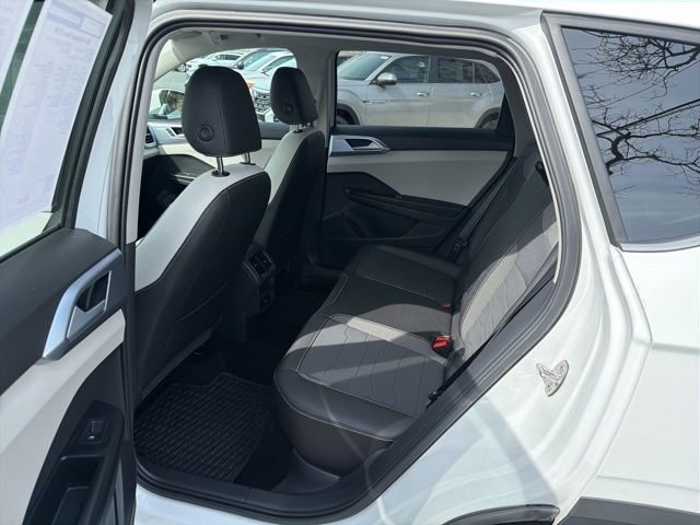 Certified 2025 Volkswagen Taos SE image 20