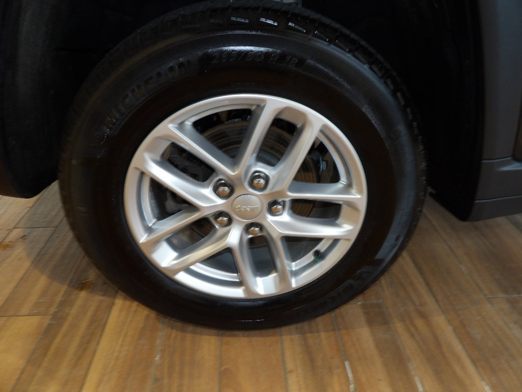 Used 2024 Jeep Grand Cherokee Laredo X w/ Luxury Tech Group I image 5