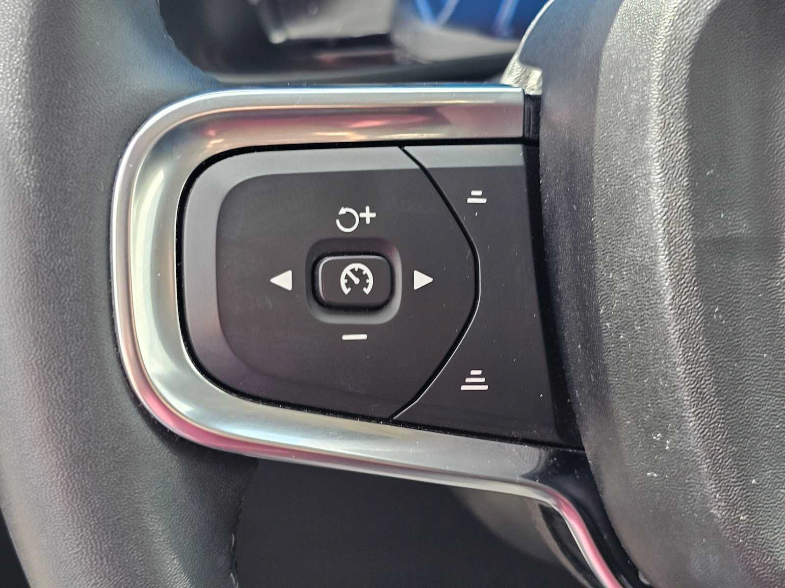 Certified 2023 Volvo XC40 B5 Plus w/ Protection Package Premier AWD/4WD image 34
